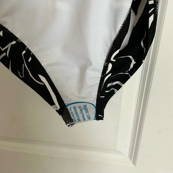 La Blanca Black and White One Piece Swimsuit - Picture 6 of 11